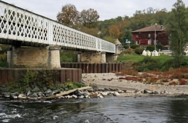 Graue Kastenbrücke über die Mosel