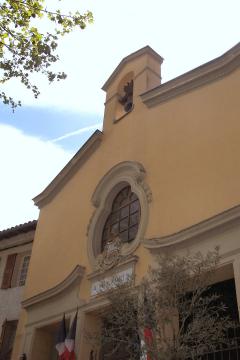 Cette ancienne chapelle est devenue le monuments aux morts. Sur la place.