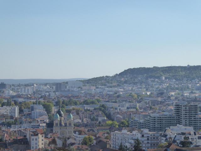 Vue sur Nancy et Vandœuvre depuis le parc de la Cure d'air à Nancy.