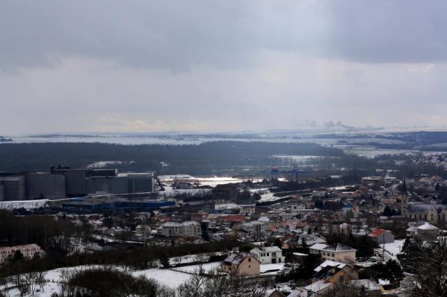 Neuves-Maisons, panorama depuis la forêt de Haye vers les usines et la vallée de la Moselle .