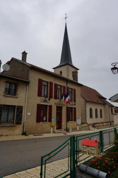 vue de la mairie et de l'église du village.