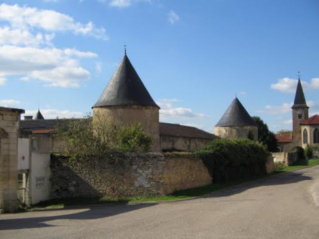 Château et église de Ville au Val (54)