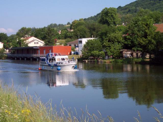 Bateau de tourisme sur le Canal / Boat on the channel - Messein