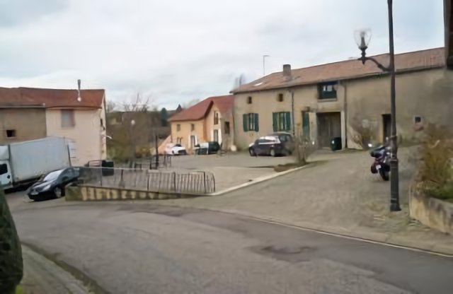 Petite Place Ville sur Yron