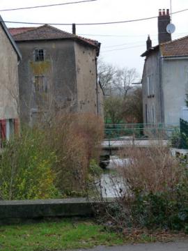 Ruisseau et pont sur la route principale
