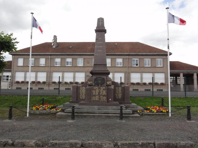 Azerailles (M-et-M) monuemtn aux morts devant l'école