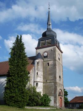 Inaugurée en 1733, l’église comporte une nef de style grange mais se remarque surtout par son clocher à bulbe et à tourelle dû à…