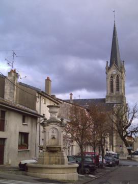 L'église Saint-Genès, et la fontaine de la place de la Liberté à Laxou (54), vue depuis l'angle rue du pressoir-rue Jules Ferry.