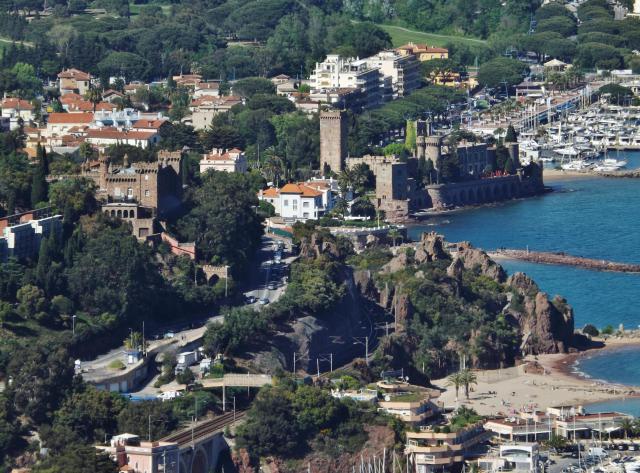 Vue aérienne, depuis les hauteurs de l'Esterel, du quartier de La Napoule, dans la commune française de Mandelieu-la-Napoule, dans les…