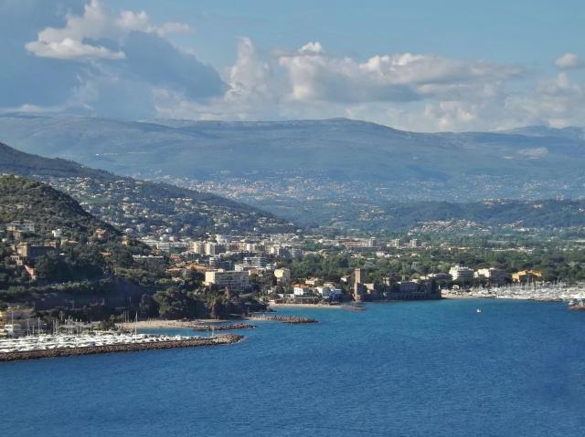 Vue panoramique, depuis les hauteurs de Théoule-sur-Mer, de la commune de Mandelieu-la-Napoule, près de Cannes, sur la Côte d'Azur dans…