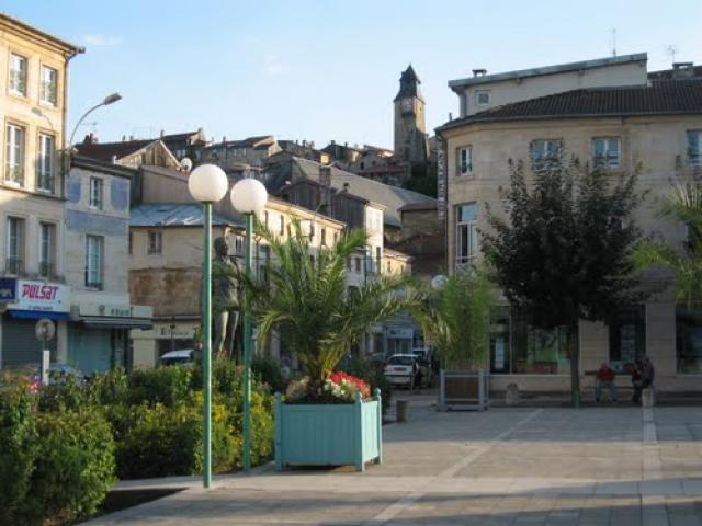 Bar-le-Duc: la tour de l'horloge vue de la place Reggio