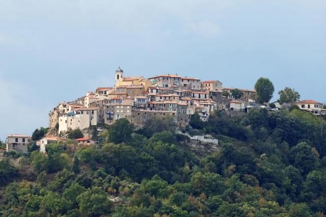 Vue du village de Berre-les-Alpes depuis la colline de Pissandrus.