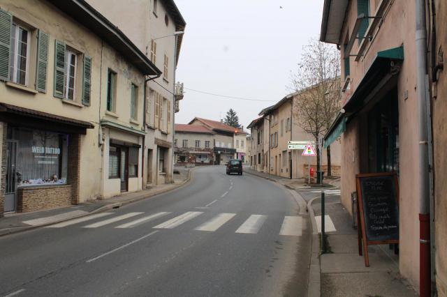 Vue sur la grande rue de Neuville-les-Dames en direction de Bourg-en-Bresse.