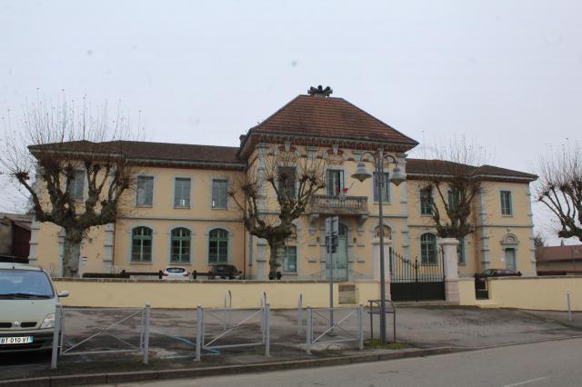 Mairie de Neuville-les-Dames.