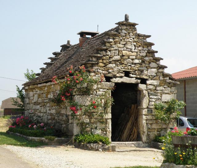 Parves, comm. du département de l’Ain (région Rhône-Alpes, France). Four banal sis route du Chenay, dans le hameau de Sorbier (dans la…