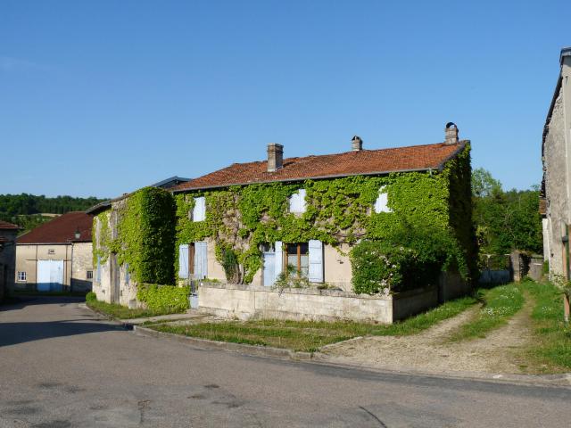 Une rue de Bazincourt-sur-Saulx (Meuse).