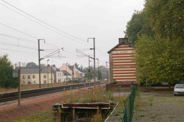 La gare est maintenant un arrêt à accès libre de la SNCF, le passage d'un quai à l'autre se fait en empruntant le passage à niveau, au…