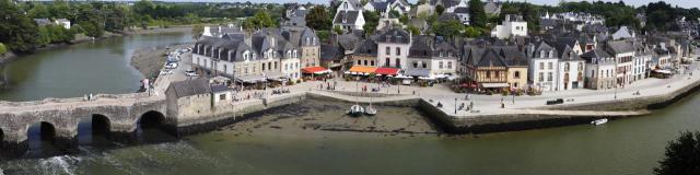 Port Saint Goustan, Auray dans le département du Morbihan. De gauche à droite: le pont médiéval, le port puis le quai Franklin. Panorama…