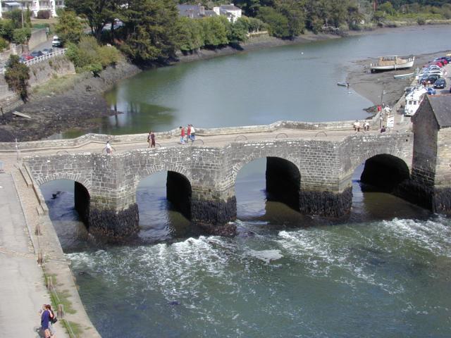 en:Auray bridge. August 2002, by William M. Connolley.