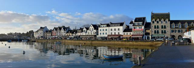Front de mer vu du port, La Trinité-sur-Mer, Morbihan, France.