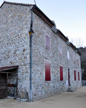 Mairie de Péreyres. Une pancarte indique : Péreyres Créée en 1854, commune des Hautes Cévennes Ardéchoises avec un point culminant à 1412…