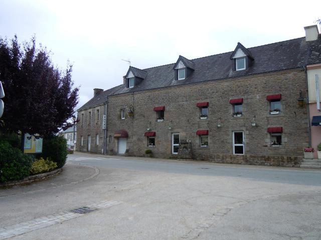 maison du centre bourg de Meslan et son vieux puits, commune de Meslan, département du Morbihan, France