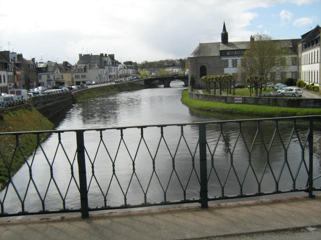 Le canal de Nantes à Brest et l'hôpital de Pontivy