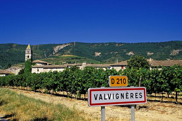 Vue du village devant des vignes.