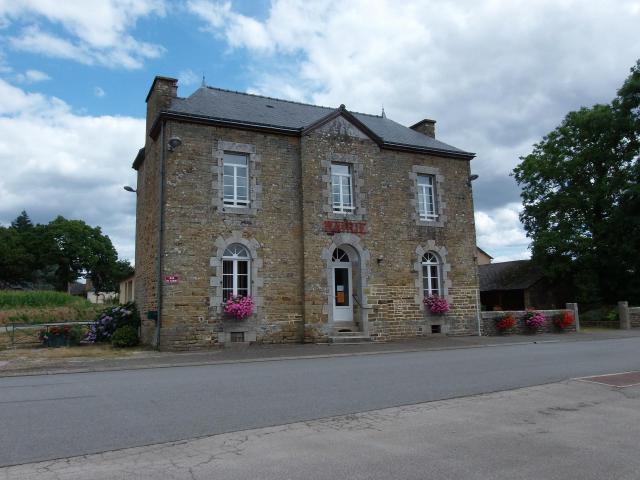 Vue de la façade de la mairie de Saint-Brieuc de Mauron.