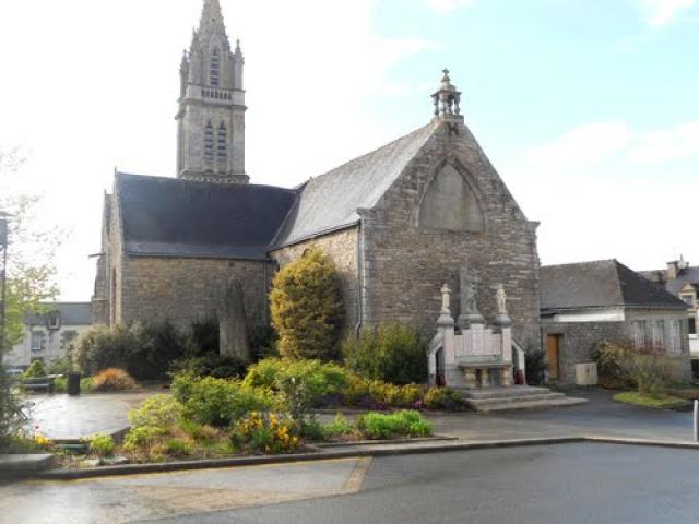 Menhir junto a iglesia