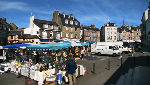Vannes, Morbihan, Bretagne, France. Place des Lices, où se déroulaient autrefois les tournois à l'arme blanche et, plus près de nous, les…