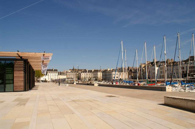 Vannes, la nouvelle esplanade du port avec l'un des deux kiosques d'exposition.