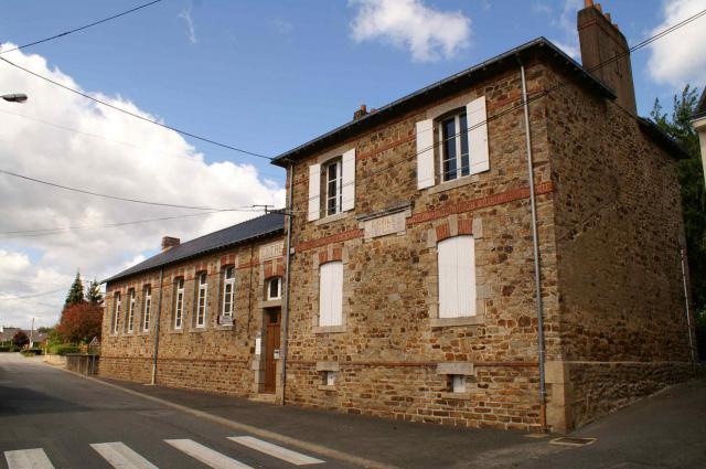 Marzan : ancienne école des Filles de 1933, devenue salle municipale des ajoncs