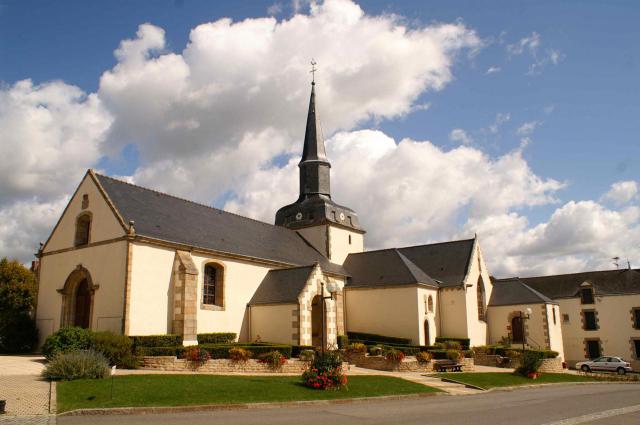 Église de Marzan sur la place principale du bourg.