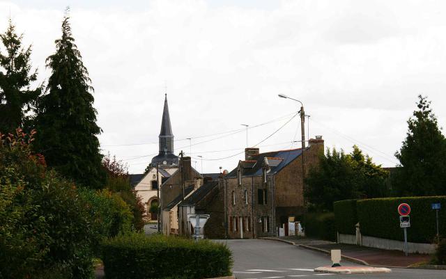 le bourg vue de la rue venant de Péaule