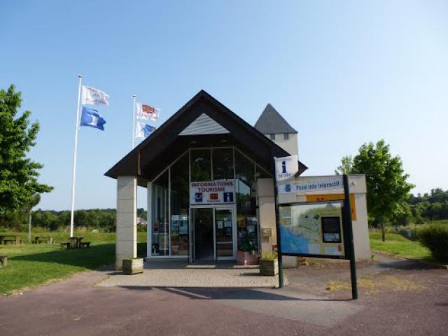 bureau de tourisme sur l'aire de broceliande sur la RN 24