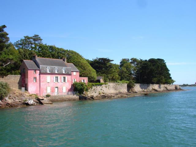 France, Morbihan, Golfe du Morbihan, maison rose