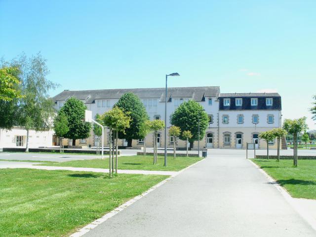 Façade et cour du collège privé Saint-Aubin de Languidic.