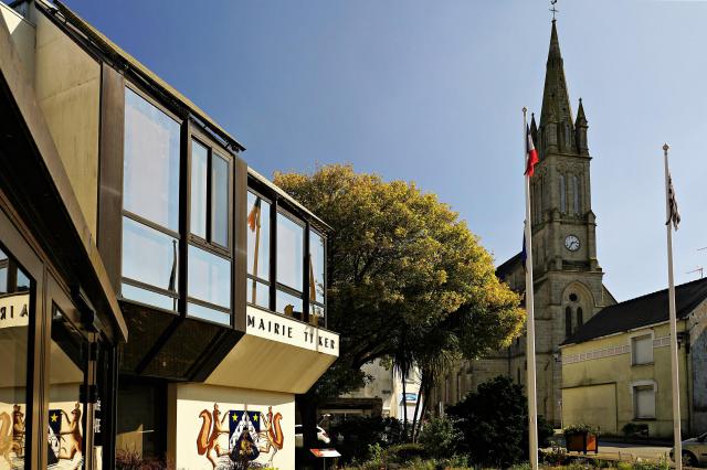 Vue de l'église Saint-Pierre depuis l'entrée de la mairie