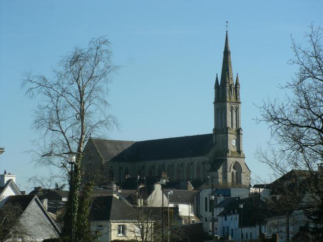 Vue extérieure générale de l'église Saint-Pierre de Languidic, depuis l'impasse du cimetière.