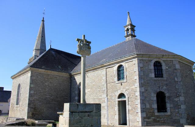Église Saint-Arnould à Saint-Allouestre, Morbihan, France. Vue sud-est de l'église.