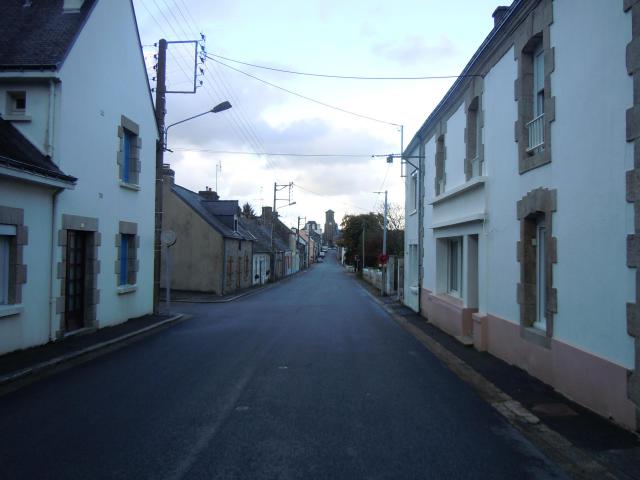 la rue principale du bourg de Priziac, département du Morbihan, France