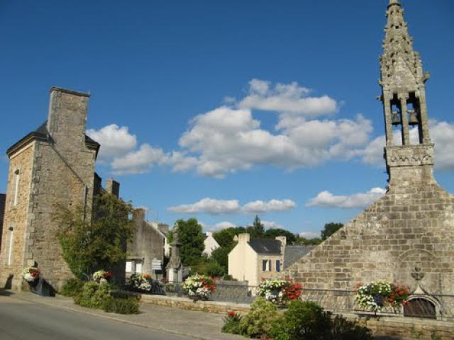Eglise et place à Lanvénégen (56)