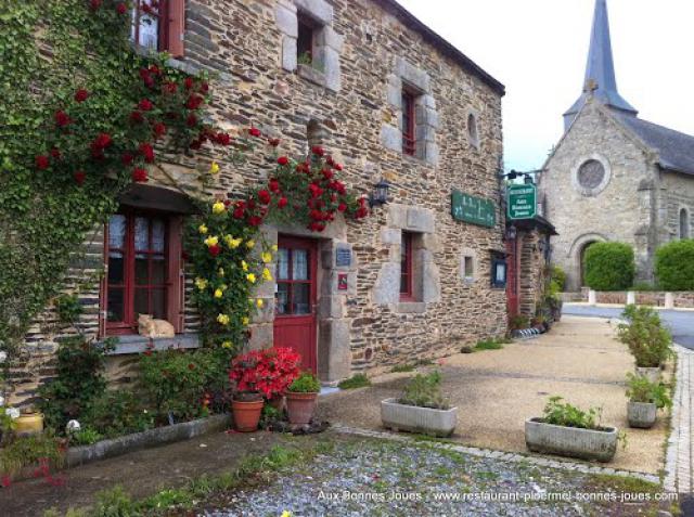 Un restaurant à la campagne entre Ploërmel et Malestroit, dans le Morbihan (56 - Bretagne)