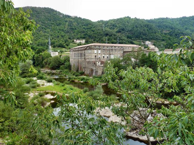 L'ancienne filature de soie au Moulinon près de Saint-Sauveur-de-Montagut. Située au confluent de l'Auzène et de l'Eyrieux elle tirait son…