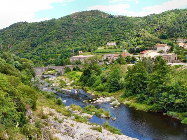 Le Moulinon et son vieux pont de pierre. Commune de Saint-Sauveur-de-Montagut