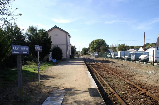 Gare de Belz - Ploemel, la voie en direction de Quiberon.