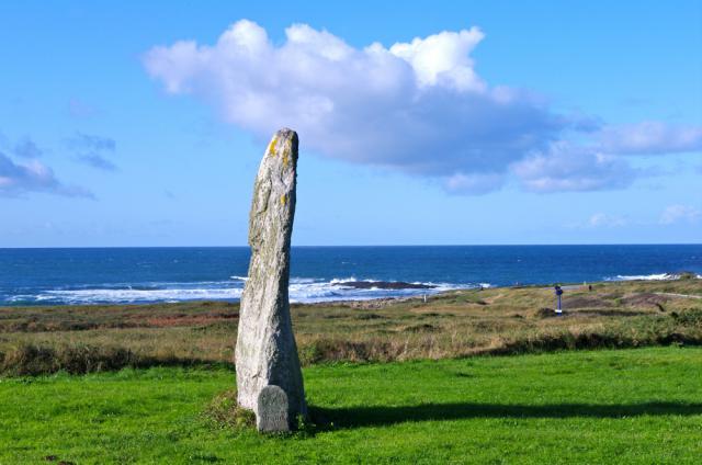 un menhir à Quiberon, sur la côte sauavage