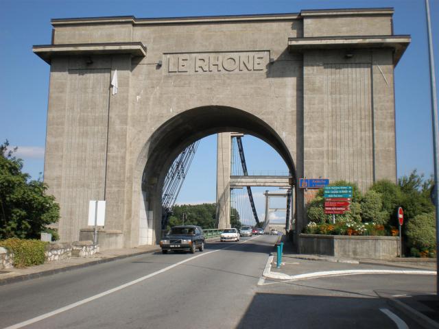 Entrée du pont sur le Rhône au Teil (Ardèche)