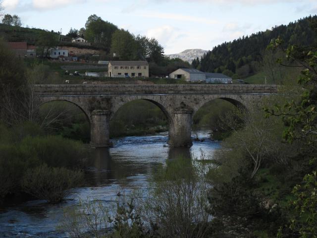 Pont sur la Loire à Usclades-et-Rieutord.